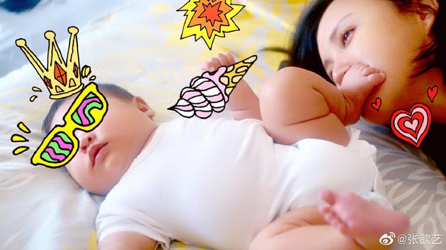 张歆艺调侃"四坨"是笑子 晒孩子爽朗笑声治愈满分