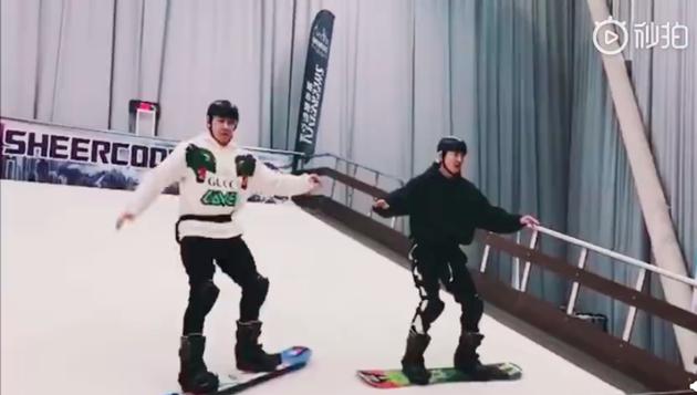 陆毅郭京飞滑雪齐齐摔倒 自侃是在认真陪孩子长大