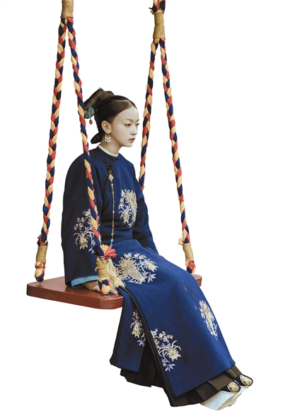 《延禧攻略》中的魏璎珞,坐在秋千上,思虑重重。