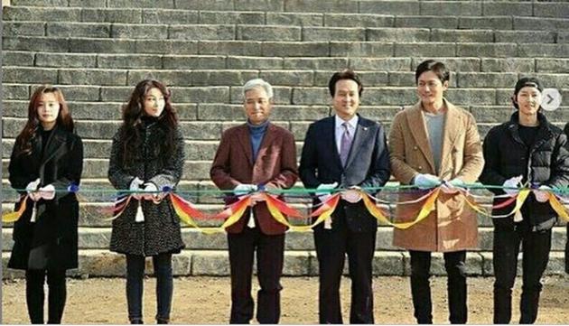 主创们一起剪彩