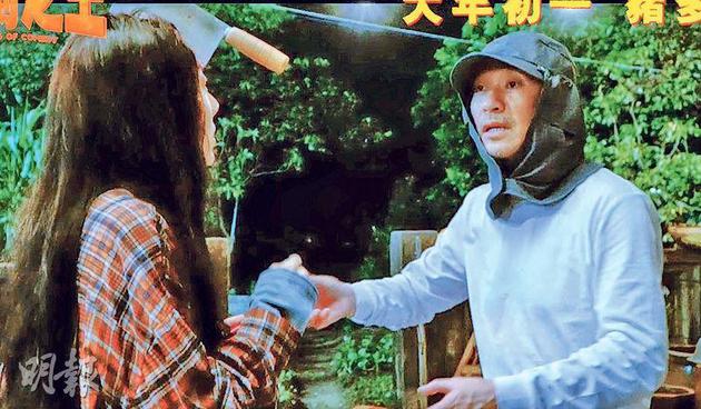 周星驰（右）亲自指导鄂靖文如何演绎。