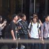 关楚耀汗流浃背仍热情与粉丝互动 好哥哥护妹上车