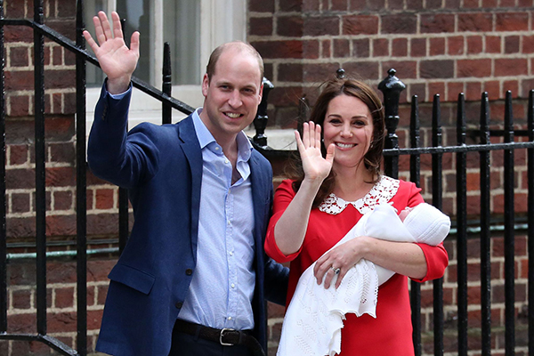 4月23日，在英国伦敦，威廉王子、凯特王妃和刚出生的小王子在圣玛丽医院外亮相。