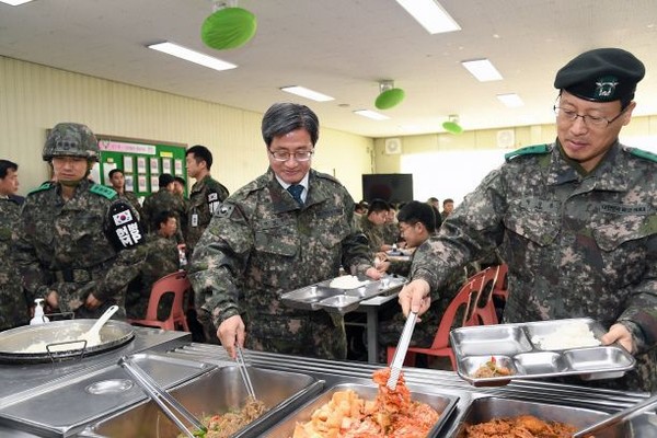 金秀贤就在这张照片的军人群中