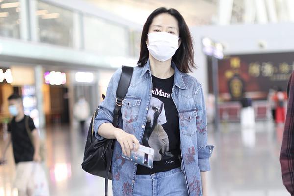 刘敏涛牛仔服清爽 素颜赶早班机迈大步秀长腿