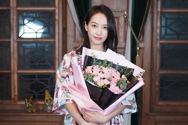 宋茜新剧《陌生的恋人》戏份杀青 手捧鲜花笑容甜美