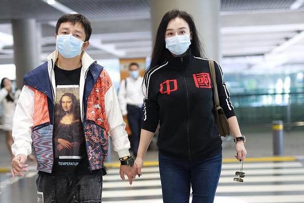邹市明夫妇牵手出行秀恩爱 冉莹颖包裹严实身材依旧傲人