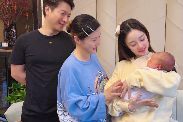 李小璐久违抱小孩不生疏 喊话给自己打气：心里要充满阳光