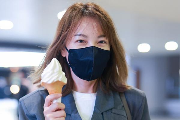 吴昕手拿冰淇淋现身机场 绑带西装时尚帅气