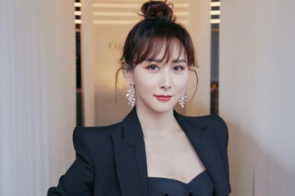 华商头条|胡静扎丸子头低调优雅 黑色西装look飒爽不失温婉
