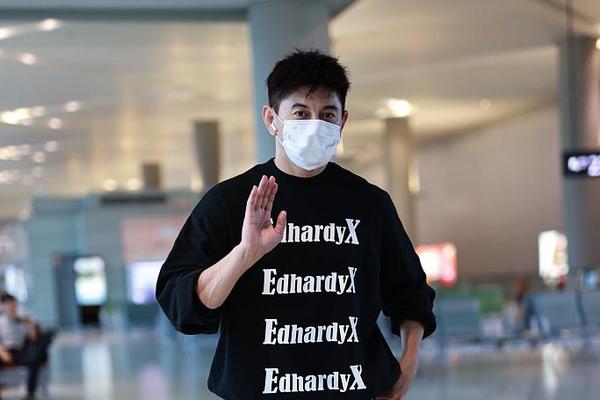 50岁吴奇隆穿休闲卫衣减龄满分 对镜挥手打招呼