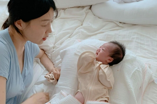 韩智慧产女后晒娃儿不停 小宝宝嘟嘟脸侧颜可爱