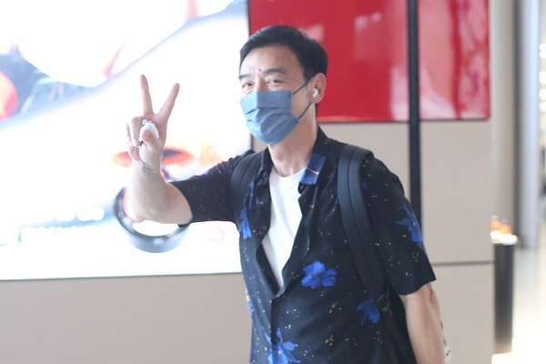 68岁钟镇涛穿花衬衫显大佬气场 对镜头可爱比耶表情萌