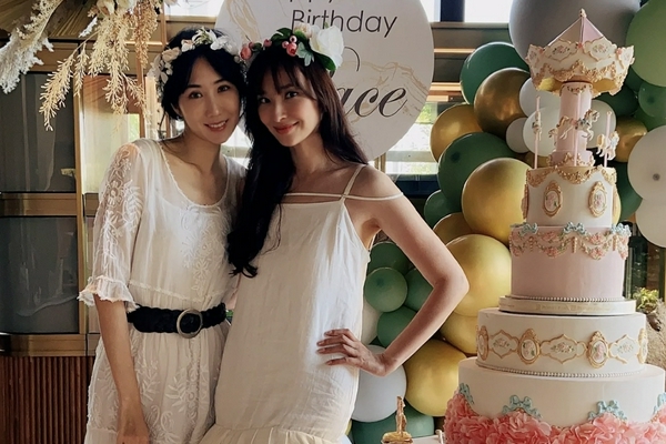 吴佩慈43岁生日趴曝光 穿白色吊带裙与贵妇们聚餐似婚礼