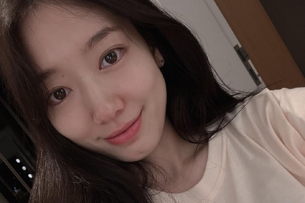 朴信惠婚礼在即晒自拍 准妈妈孕期素颜状态好