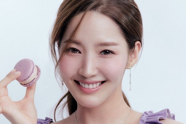36岁朴敏英登杂志甜美依旧 马卡龙风格写真养眼清新