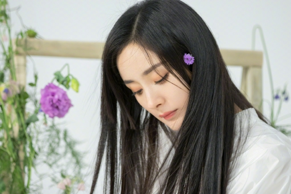杨幂拍摄花絮曝光 简约白裙搭配小花点缀发梢清纯可人