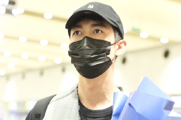 武大靖现身首都机场 获大批粉丝送花接机