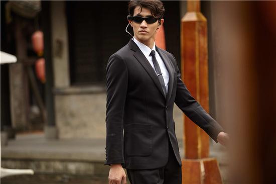 黑衣猎人躲避术:躲猫猫捉迷藏 交替掩护|王源|全