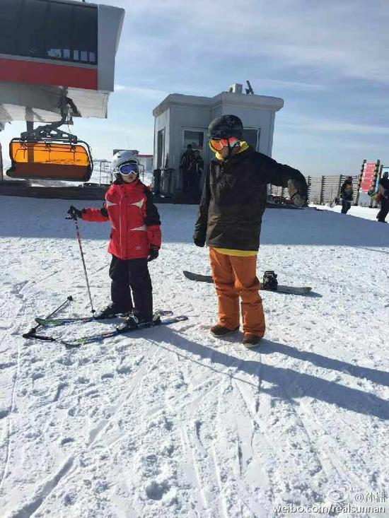 孙楠带孩子滑雪