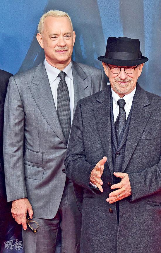 汤姆·汉克斯（左）与史蒂文·斯皮尔伯格取消新片《换谍者》巴黎首映礼