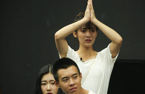 高旻睿仗义挡刀走红 惹邢菲袁雨萱生好感 |一年