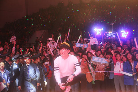 胡夏成都办校园歌友会 与歌迷亲切合影|胡夏|校园|歌友会_新浪娱乐_新浪网