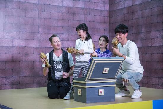 表现的"甜心公主"夏天,和爸爸夏克立和妈妈黄嘉千一起闯关麦咭的密室