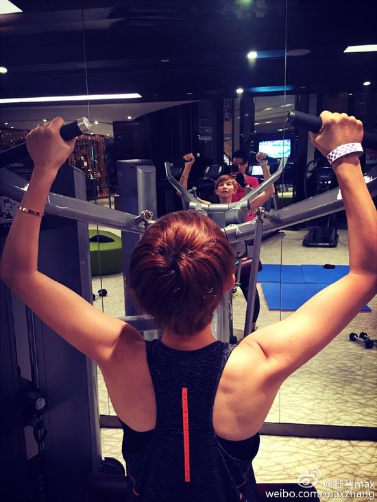 蔡少芬健身秀肌肉 老公当教练甜蜜陪伴|张晋|蔡