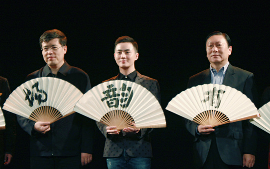 余少群参加艺术节开幕式