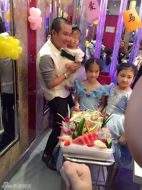 文章此前抱着小女儿为大女儿爱马庆生