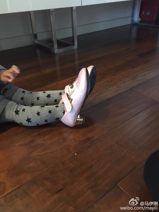 小女孩从小就爱美喽