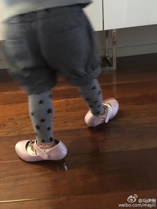 马伊琍晒小女儿偷穿姐姐的高跟鞋