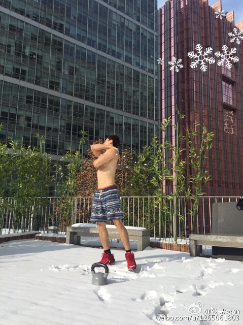 张亮裸上身用雪搓澡