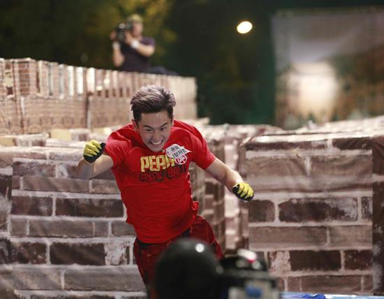 张哲瀚搏命闸门逃生