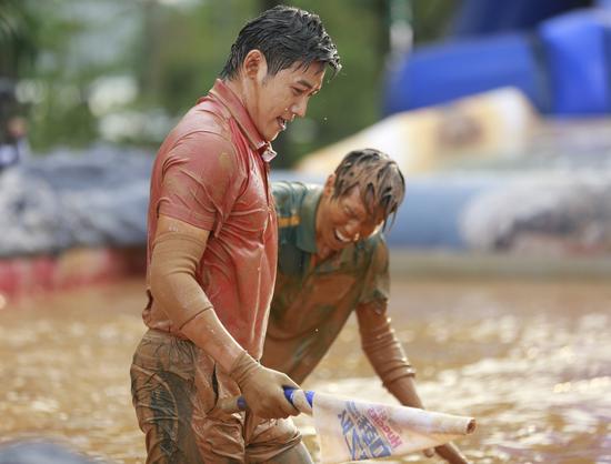 陆毅突破体力极限泥潭抢旗