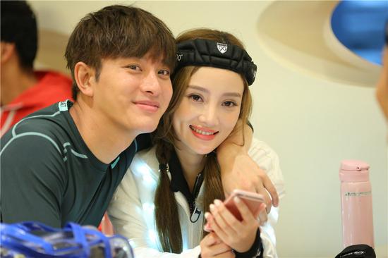 李小璐加盟《加速》 与贾乃亮合体秀恩爱