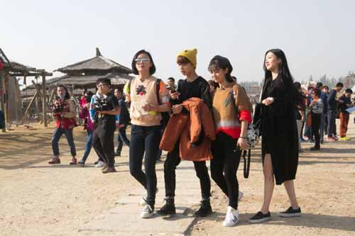 《一年级》袁姗姗人气刷脸通行银川影视城|袁