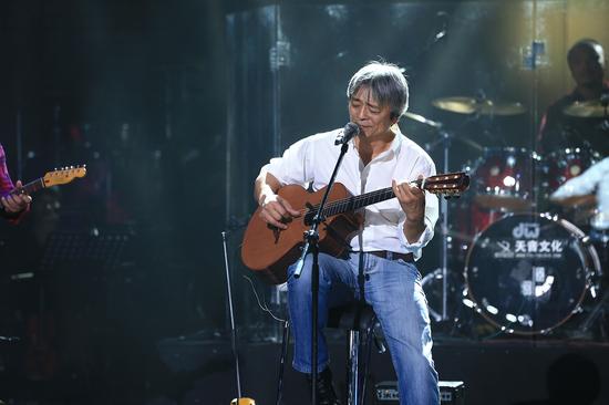 杨乐在《中国之星》舞台上