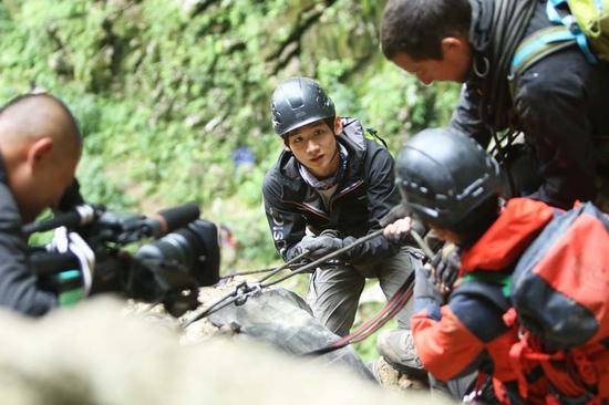 白敬亭上山下海变硬汉 吴倩称赞真爷们|白敬亭