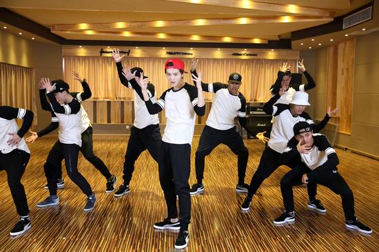 鹿晗《超级冠军》练习室版MV独家首发