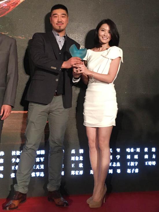 徐洁儿亮相艺术展 是演员也是资深文青|徐洁儿|顾长卫|徐锦江_新浪娱乐_新浪网