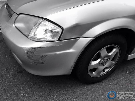 夏嘉璐因为赶时间，意外撞凹别车的板金。