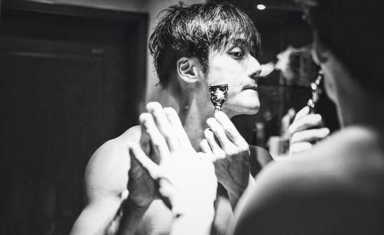 蒋劲夫深夜裸照三连发 胸肌腹肌健美发达|蒋劲夫|胸肌|健身_新浪娱乐_新浪网