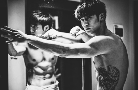 蒋劲夫深夜裸照三连发 胸肌腹肌健美发达|蒋劲夫|胸肌|健身_新浪娱乐_新浪网