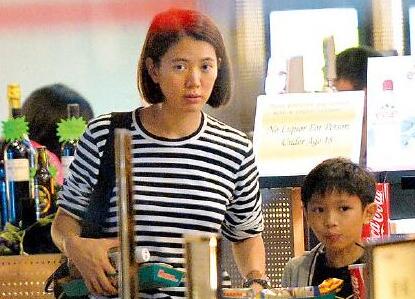 袁咏仪带儿子看电影