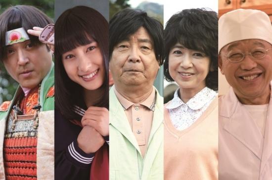 出演电影《金牌男子》的演员，左起室毅、土屋太凤、平泉成、宫崎美子、笑福亭鹤瓶