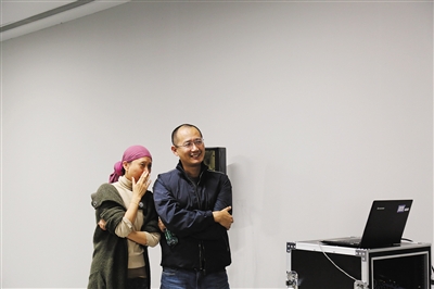 侯莹 舞蹈家（图左）。2008年任北京奥运会开幕八分钟《画卷》编导之一。现为“侯莹舞蹈剧场”艺术总监。邱志杰 当代艺术家与策展人（图右）。