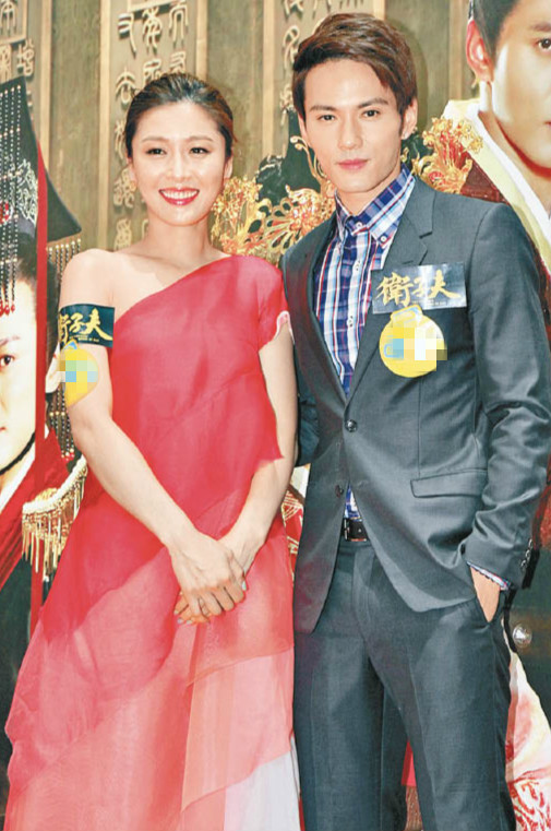 周丽淇速食潮男 两人摸黑并肩走后巷
