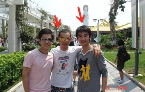 勾肩搭背的两人看似关系不错